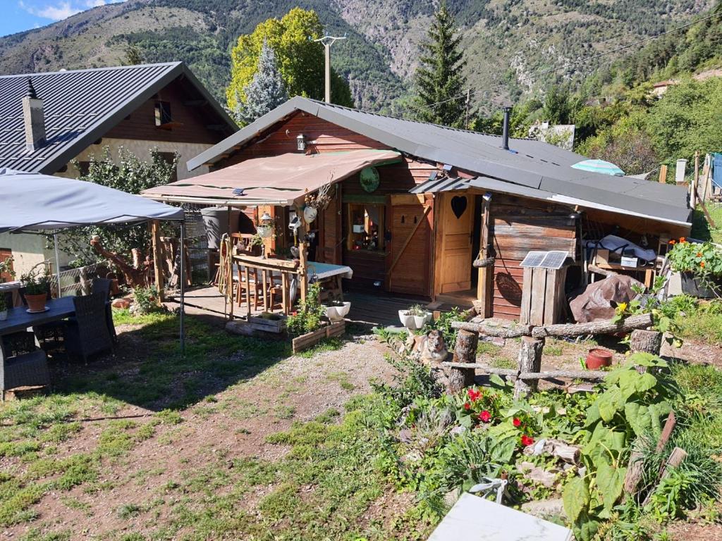 B&B / Chambre d'hôtes LA CABANE, petite chambre agréable dans maison en bois Chemin de Saint-Pierre, 06420 Valdeblore