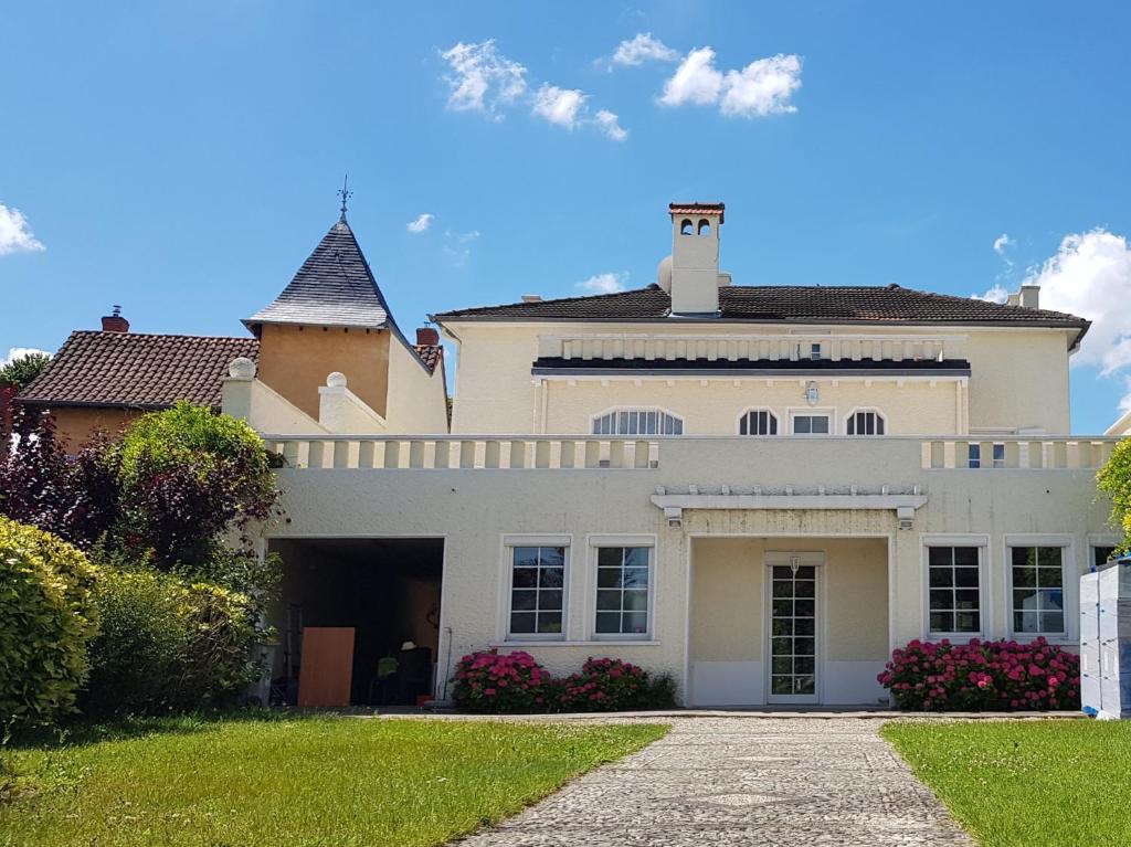 Maison d'hôtes La Casa Blanca 29 ROUTE De Cremieu, 38280 Janneyrias