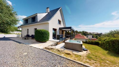 La casa d'Antoine, villa art déco 4étoiles face à la mer,SPA OPTION, salle de jeux, société La Clef Decamp Donville-les-Bains france