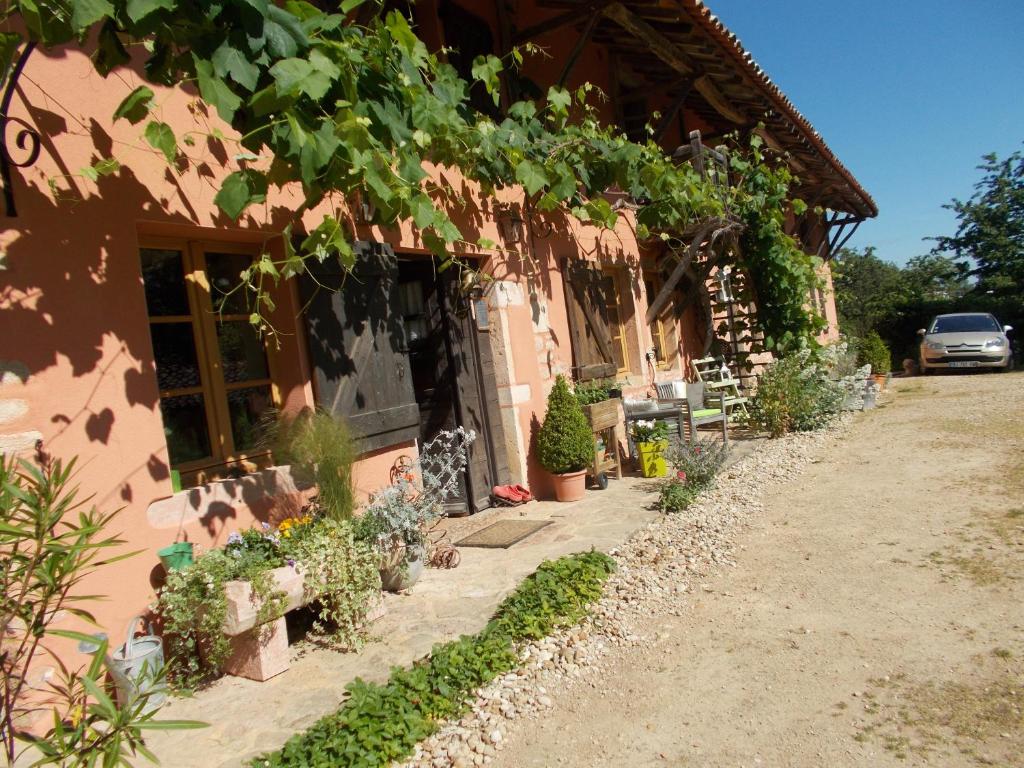 B&B / Chambre d'hôtes La Cassinette 1660, Route De Lissiat, 71470 Romenay