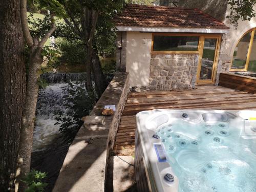 Maison de vacances La chapelle moulin traversée par l'eau jacuzzi piscine classé 5 étoiles Le Martinet Bourg-Argental