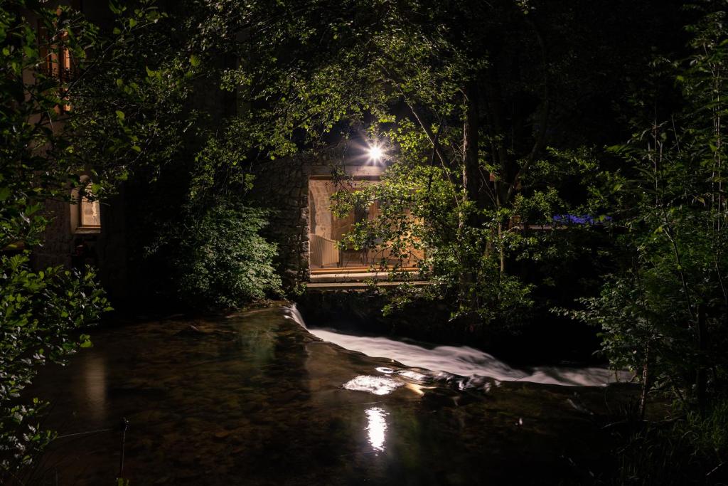 Maison de vacances La chapelle moulin traversée par l'eau jacuzzi piscine classé 5 étoiles Le Martinet, 42220 Bourg-Argental