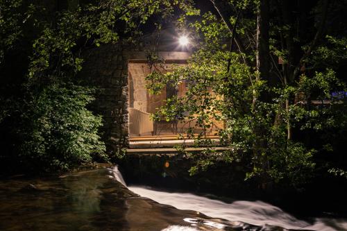 La chapelle moulin traversée par l'eau jacuzzi piscine classé 5 étoiles Bourg-Argental france