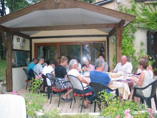 B&B / Chambre d'hôtes La Chêneraie 161 Route du stade Payrac