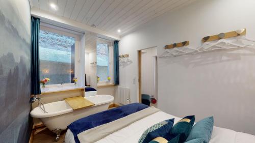 Maison de vacances La Cour du Paradis - Gîte 4étoiles - billard, écran géant , société la Clef Decamp 40 Rue du Docteur Havard Villedieu-les-Poêles