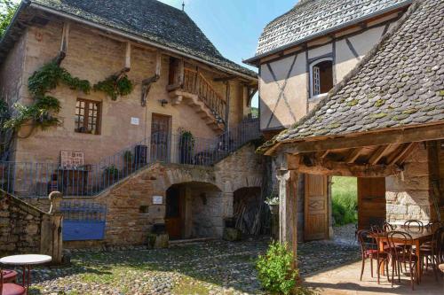 La cour pavée Sébrazac france