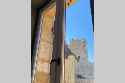 La Croquante face au château Beynac-et-Cazenac france