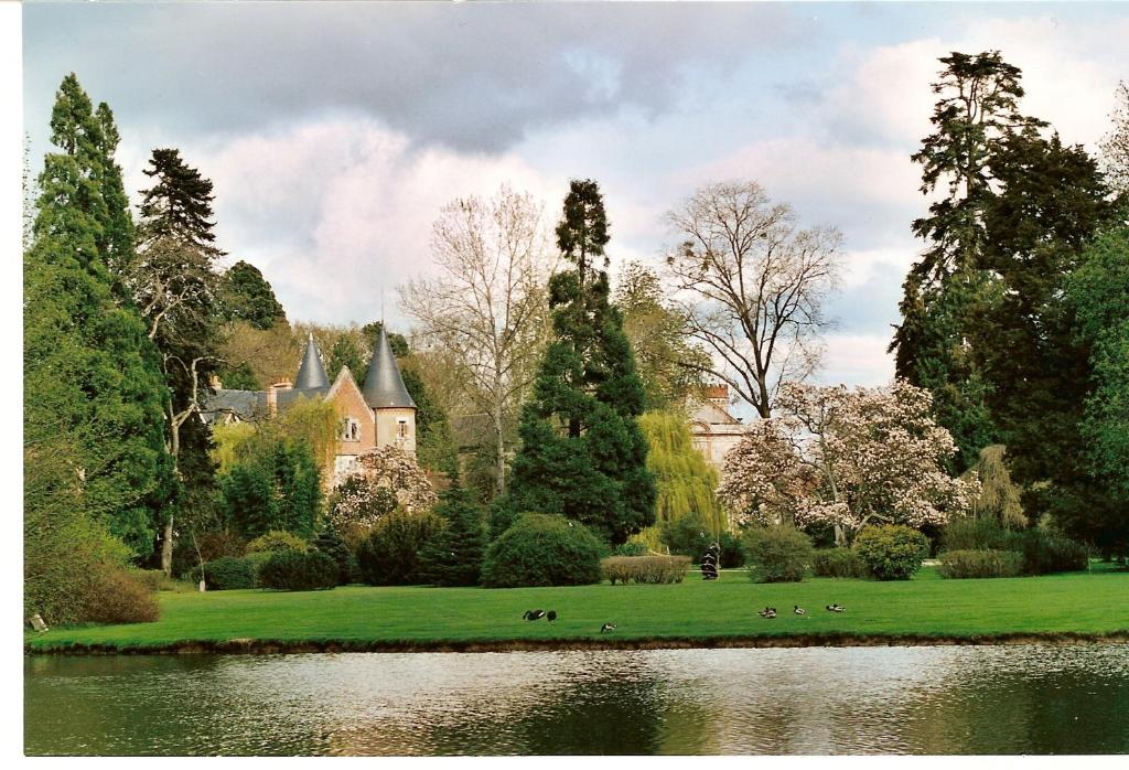 B&B / Chambre d'hôtes La Demeure d'Aglaë Chateau de Balaine, 03460 Villeneuve-sur-Allier