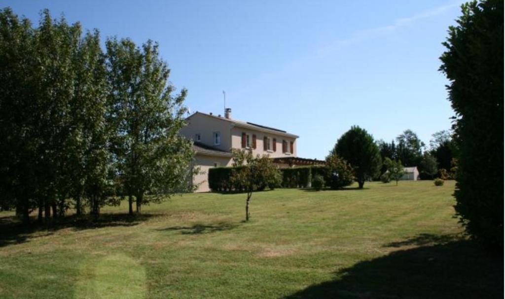 B&B / Chambre d'hôtes La Doucinière lieu dit bareillaud, 17210 Polignac