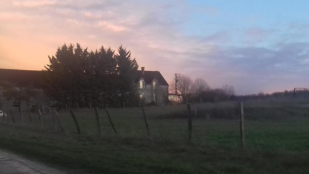 Maison de vacances la ferme de cherevie route de saint cyr les colons, 89530 Saint-Bris-le-Vineux