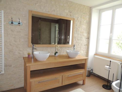 B&B / Chambre d'hôtes La Ferme du Bourg 4 Les Courtillages Route de la vallée Éraines