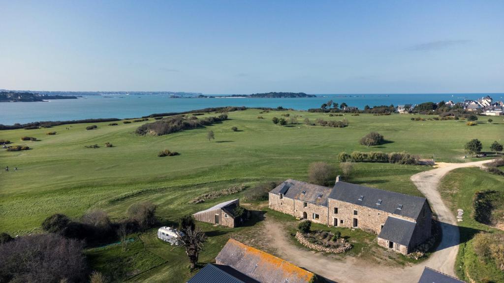 Maison de vacances La Ferme du golf, gîte atypique et artistique 19 Avenue des Ajoncs, 22770 Lancieux