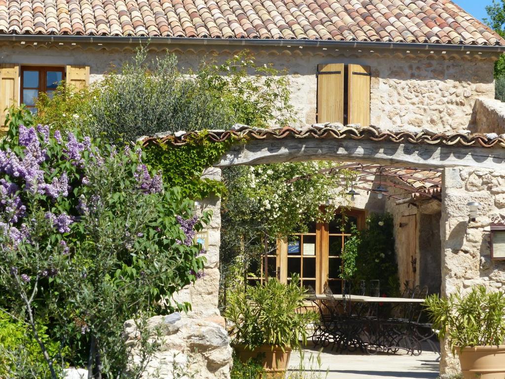 B&B / Chambre d'hôtes La Ferme du petit Ségriès Bed and Breakfast Le Petit Segries, 04360 Moustiers-Sainte-Marie