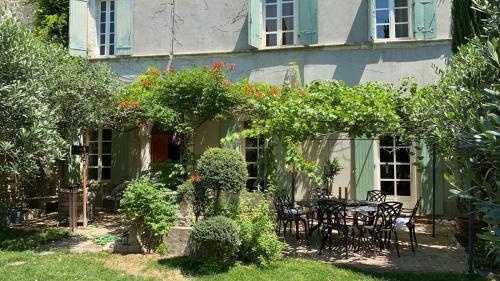 Maison d'hôtes LA FUGUE -Demeure historique située dans un château fort -Proche de UZES et NIMES 4 place raimond de Brignon Brignon