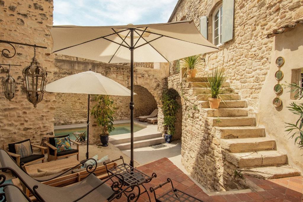 Maison d'hôtes LA FUGUE -Demeure historique située dans un château fort -Proche de UZES et NIMES 4 place raimond de Brignon, 30190 Brignon