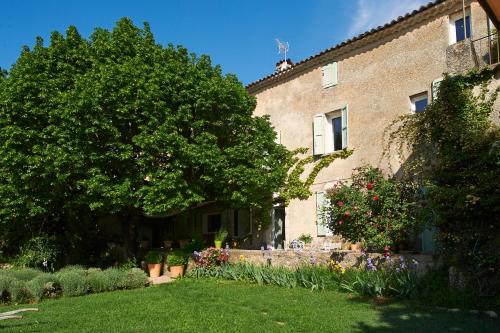 B&B / Chambre d'hôtes La Grande Maison De Nans 1 rue du Vieux Nans Nans-les-Pins