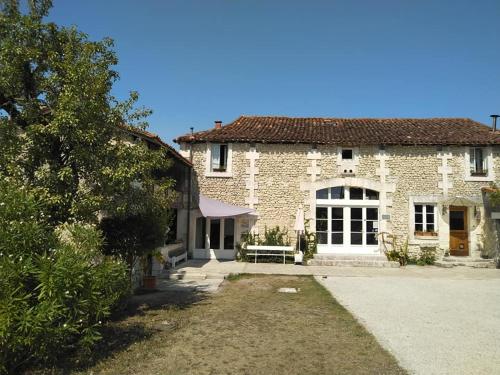 B&B / Chambre d'hôtes La Grange de Lucie -chambres d'hôtes en Périgord-Dordogne lieu dit la Côte Nanteuil-Auriac-de-Bourzac