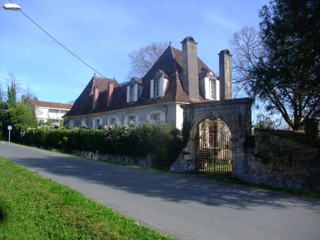 Villa LA GRANGE DES PÈRES - SÉJOURNEZ DANS UNE AUTHENTIQUE CHARTREUSE DU XVIIIème SIECLE 5 Rue de la Grange des Pères, 24220 Saint-Cyprien