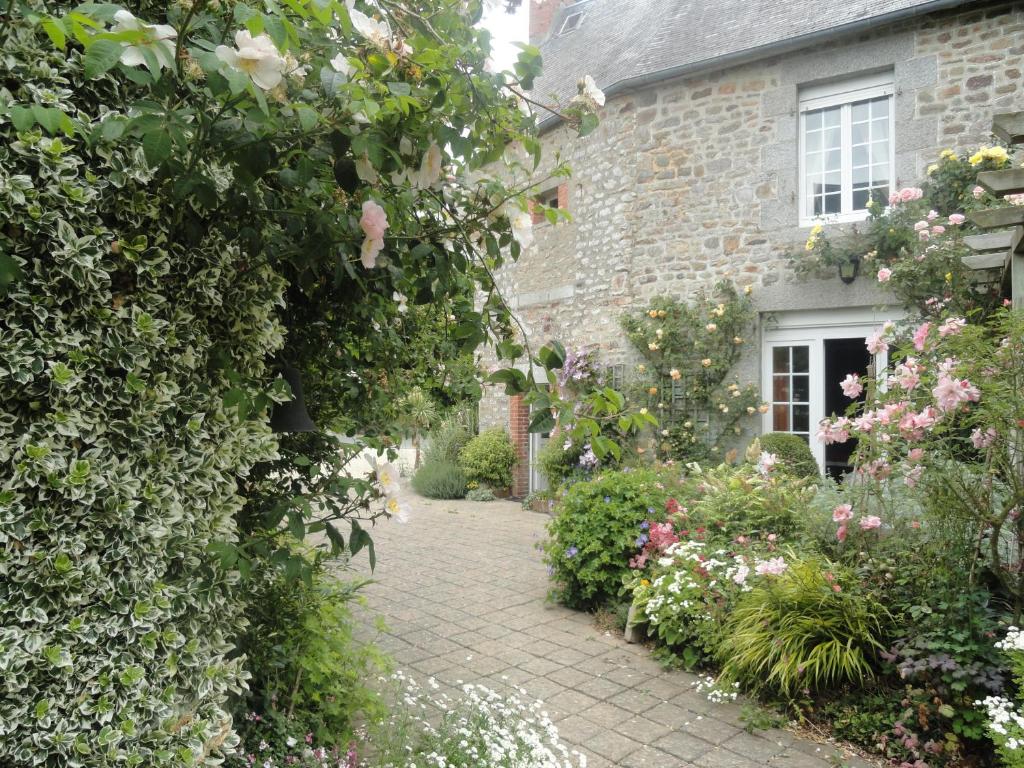 B&B / Chambre d'hôtes La Haute Gilberdière La Haute Gilberdière route de Carolles, Departmentale D1, 50530 Sartilly