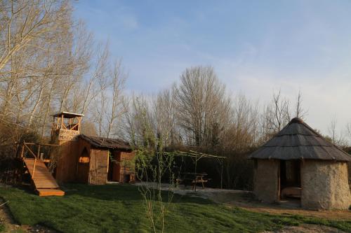 LA HUTTE MASSAÏ Villelaure france