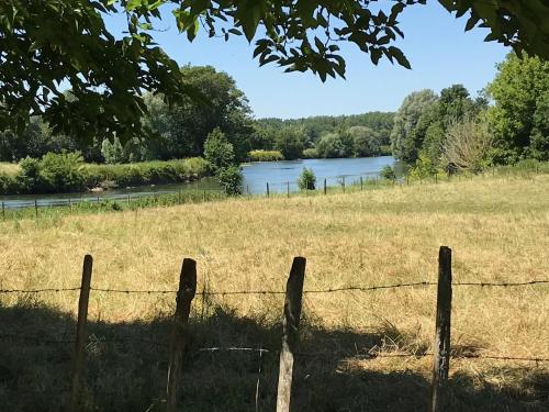 B&B / Chambre d'hôtes La laiterie du Logis Logis de La Baine, 44 B RUE ABBE VIEUILLE Chaniers