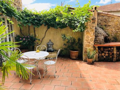 Villa La Maison de Mama C: Charming french village home 51 Petite Rue Sainte-Colombe-sur-lʼHers