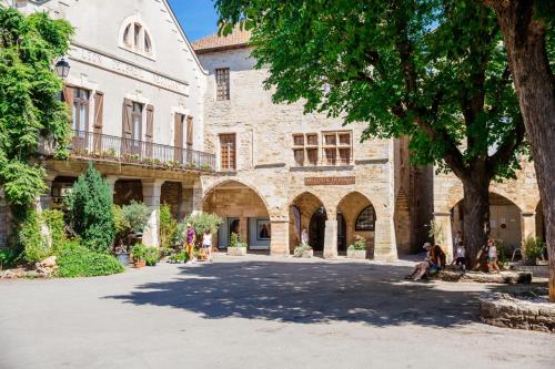 B&B / Chambre d'hôtes La Maison des Pélerins Villeneuve Place de l'Eglise Villeneuve-dʼAveyron