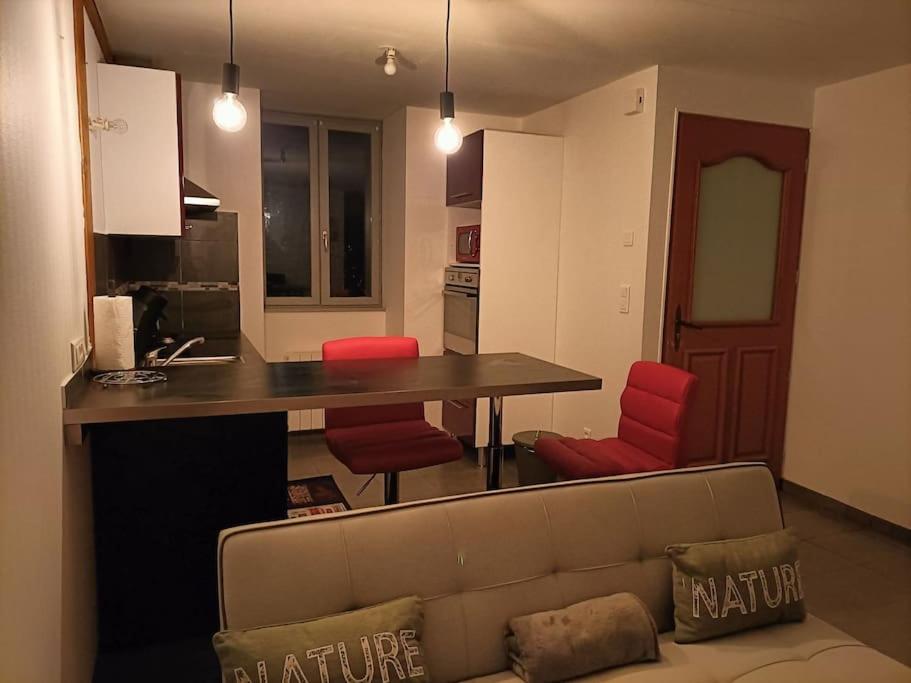 Appartement la maison du bonheur 71 Place Waldeck Rousseau, 42260 Saint-Germain-Laval