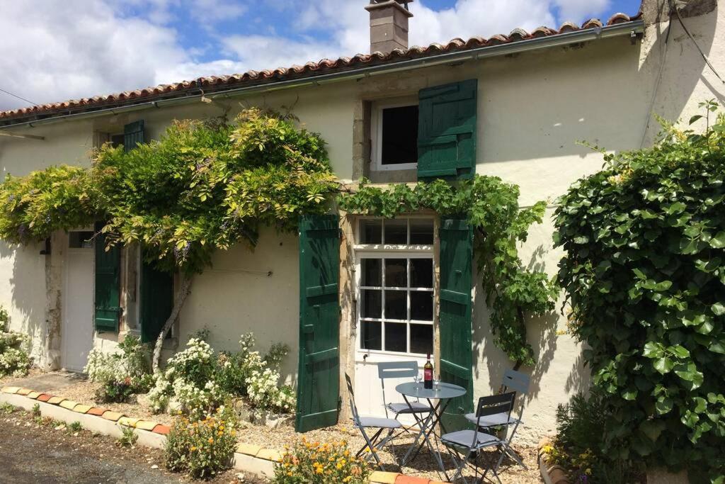 Maison de vacances La Maison Glycine 29 Rue du Manoir La Bouchollerie, 17470 La Villedieu