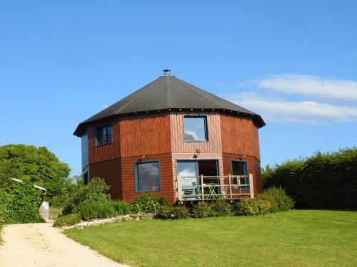 La maison ronde et ses 2 cahutes Monthoiron france