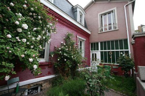 B&B / Chambre d'hôtes La Maison Rouge 12 Passage Nationale Paris