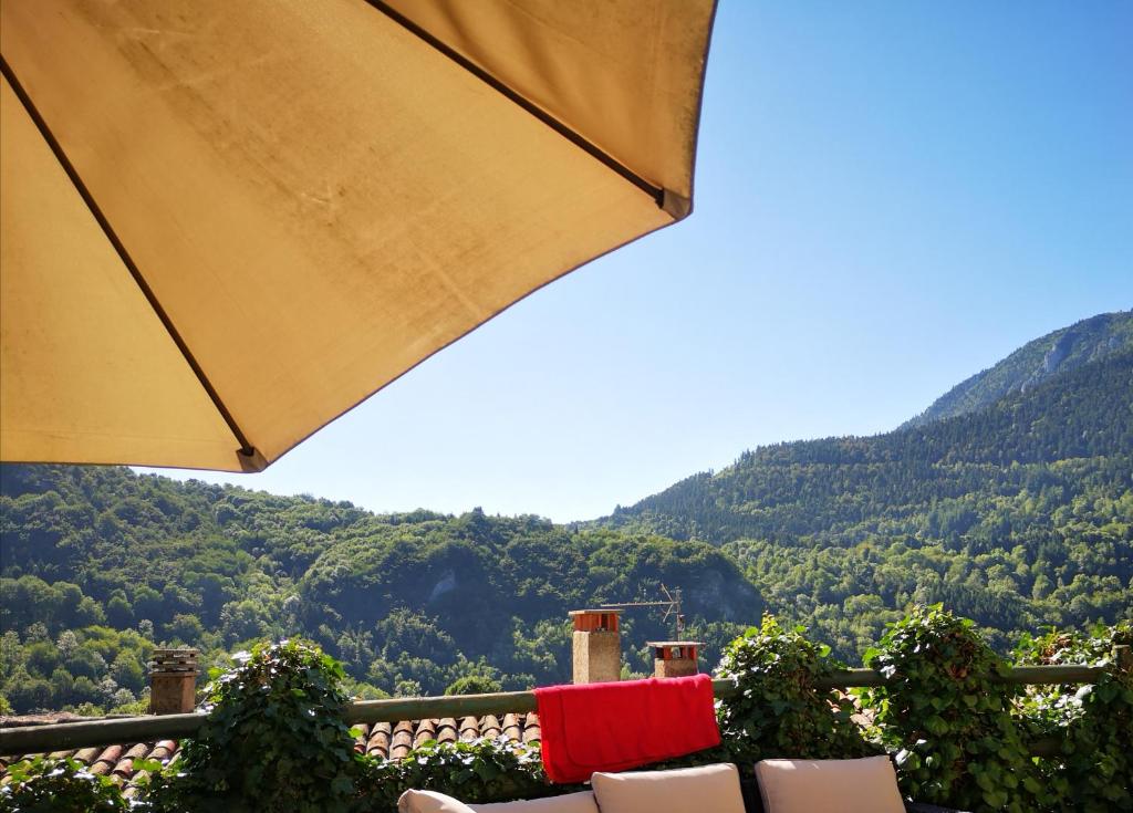 B&B / Chambre d'hôtes la maison sous le château 46 rue du village, 09300 Montségur