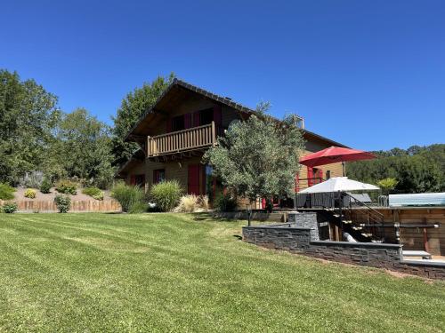 Maison de vacances La Manou, chalet piscine privee La Manou, 671 Saint-Aulaire