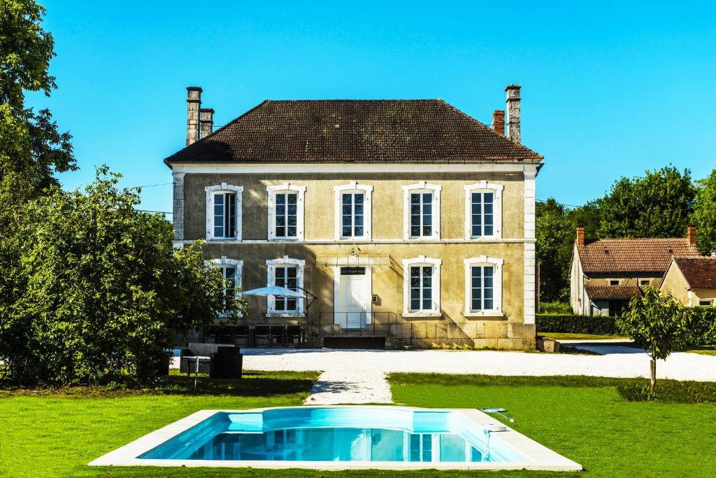 Maison de vacances LA MARSEILLAISE 15 PERS PISCINE Chevigny, 89480 Étais-la-Sauvin