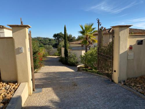 B&B / Chambre d'hôtes La Mauresque Villa La Mauresque, Domaine des pins Hameau de Guerrevieille Grimaud