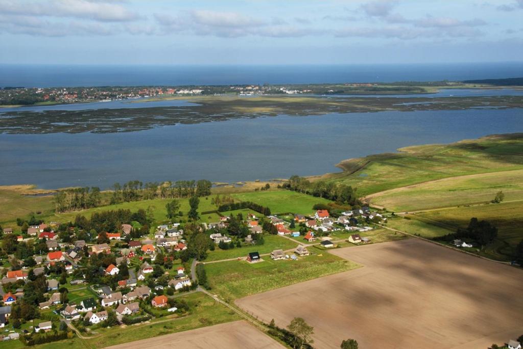 Appartements La Mer - Ferienwohnungen Zur Vogelwiese 4 + 4a, 18356 Bresewitz