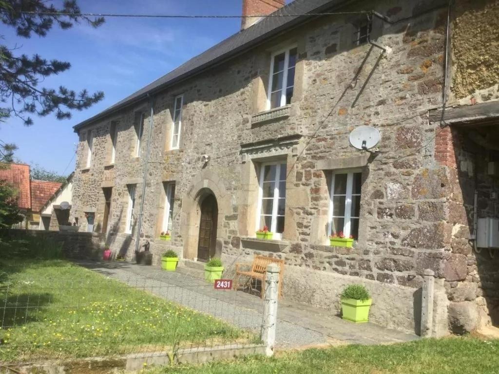 Maisons de vacances La Petellerie, maison de campagne avec piscine pour un séjour détente La Petellerie, 50860 Moyon