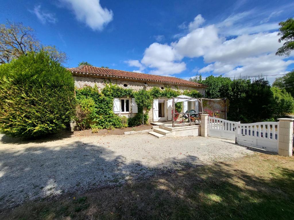 Maison de vacances La petite Maison À Latry, 16320 Ronsenac