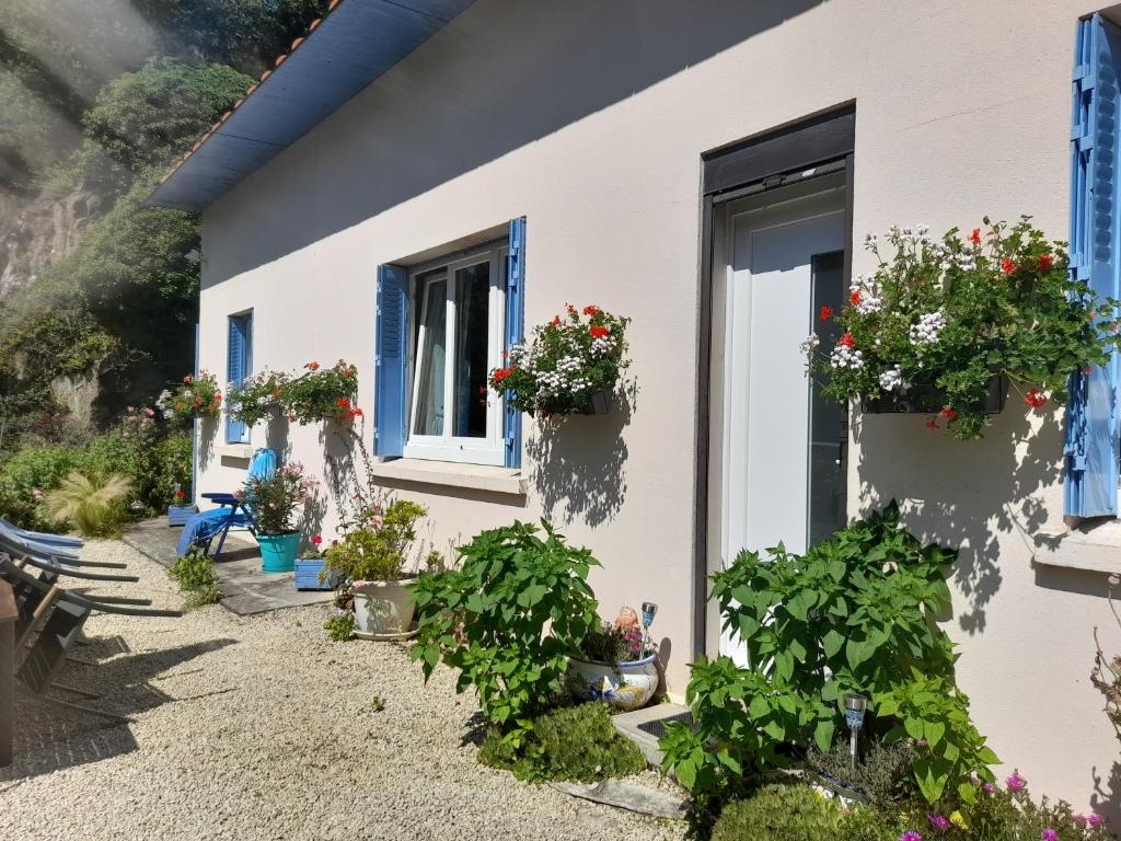 Séjour chez l'habitant la petite maison bleue 1 Rue de Penthièvre, 22270 Jugon Les Lacs