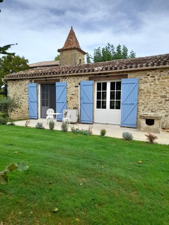 Maison de vacances La petite maison bleue avec piscine 120 lieu dit Montelut Loubejac 24550, 24550 Loubejac