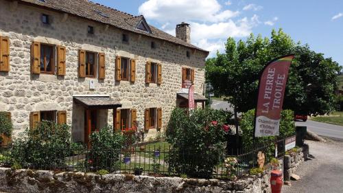 B&B / Chambre d'hôtes La Pierre Trouée Chambre d'Hôtes La Pierre Trouée Lieu dit l'Habitarelle RN 88 Châteauneuf-de-Randon