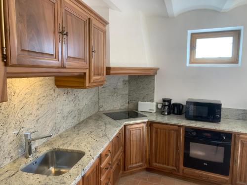 Appartement La Place, logement cosy pour 4 pers. proche A75. 7 Place de l'Église Brignac