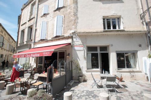 La Place - Maison sur une place typique Arles france