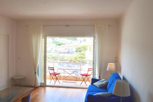 Appartement LA PLAGE - Hyper centre - vue port & mer - Climatisation ETAGE 3 ESCALIER DROITE 3 Place Montmorin Cassis