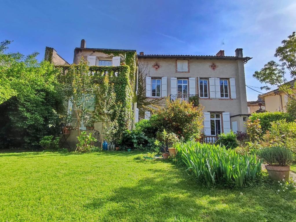 B&B / Chambre d'hôtes La Prévôté 5 rue des Abeilles, 82200 Moissac