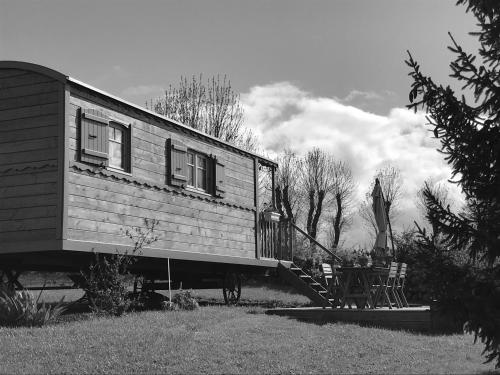 La roulotte au fond du pré Coltines france