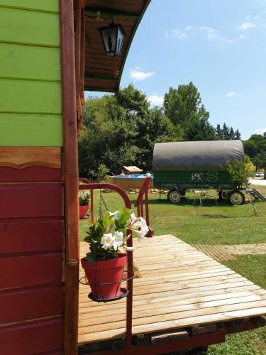 La Roulotte de la Maison du Bonheur Anlhiac france