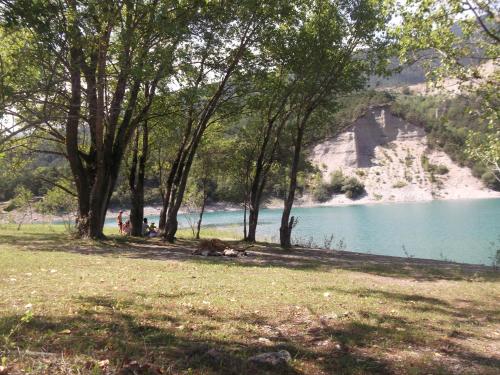 La Roulotte du Mas du Lac - Spa et détente Monestier-dʼAmbel france