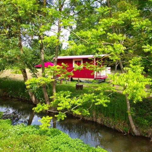 Maison de vacances La Roulotte Du Moulin De Palet moulin de palet Baugé