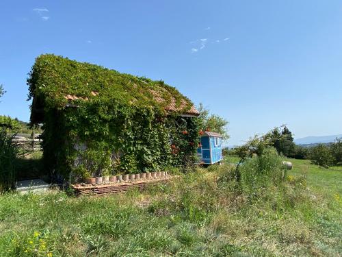 La roulotte et la cabane de la colline seive Boulieu-lès-Annonay france